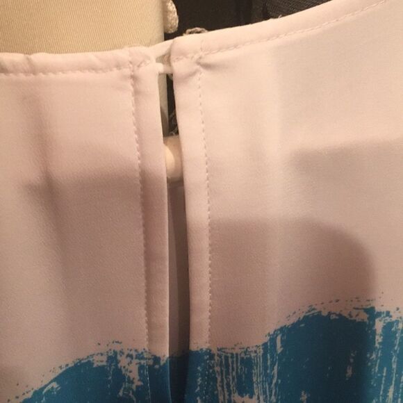 Land’s End top tunic length short sleeve blue white button keyhole closure 8 - Picture 8 of 8